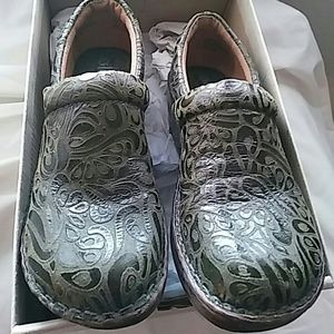 Green Tooled Leather Bolo Clogs sz 8